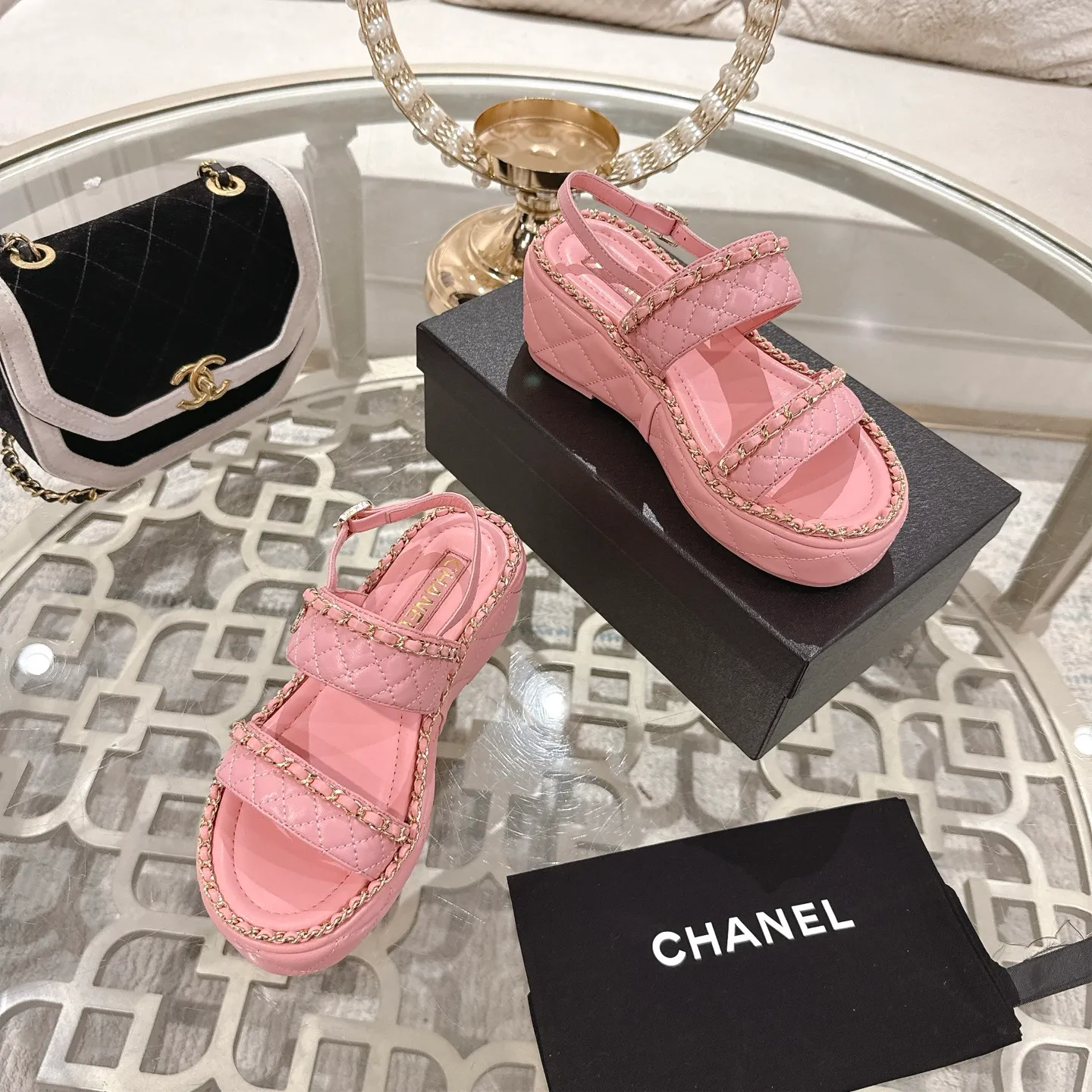 👟👟Ex-factory price 600👟👟 𝐂𝐇𝐀𝐍𝐄𝐋 | Xiaoxiang 25𝐬𝐬 🦋2025 Spring and Summer New Products Counter Classic Xiaoxiang Double C Diamond Chain Slippers Series New〰 🍬 The absolute best in the BS fashion circle. Matching will perform meticulously Minimalist, classic elements that will never fade away 💋 Show unique dressing style, too beautiful to say anything. A must-have for summer... Upper: Original high-customized lambskin Lining: Imported mixed sheepskin lining Outsole: Original molded non-slip outsole Shoe size: 35-39 (34.40.41.42 customization is not returnable)